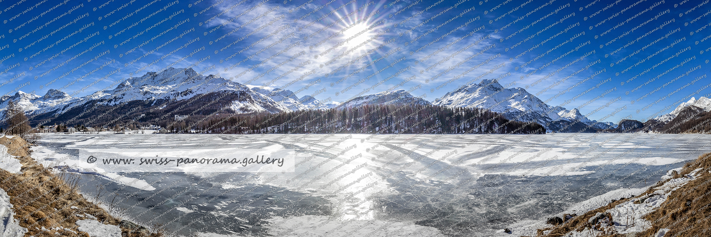 Tief stehende Wintersonne über dem gefrorenen Silsersee Sils Maloja Silvaplana Oberengadin Schweizer Alpenpanorama